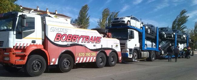 Grúas Bobbytrans grúa con carga en una carretera